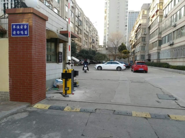 日照車牌識別哪家專業(yè) 嵐山電動(dòng)道閘門