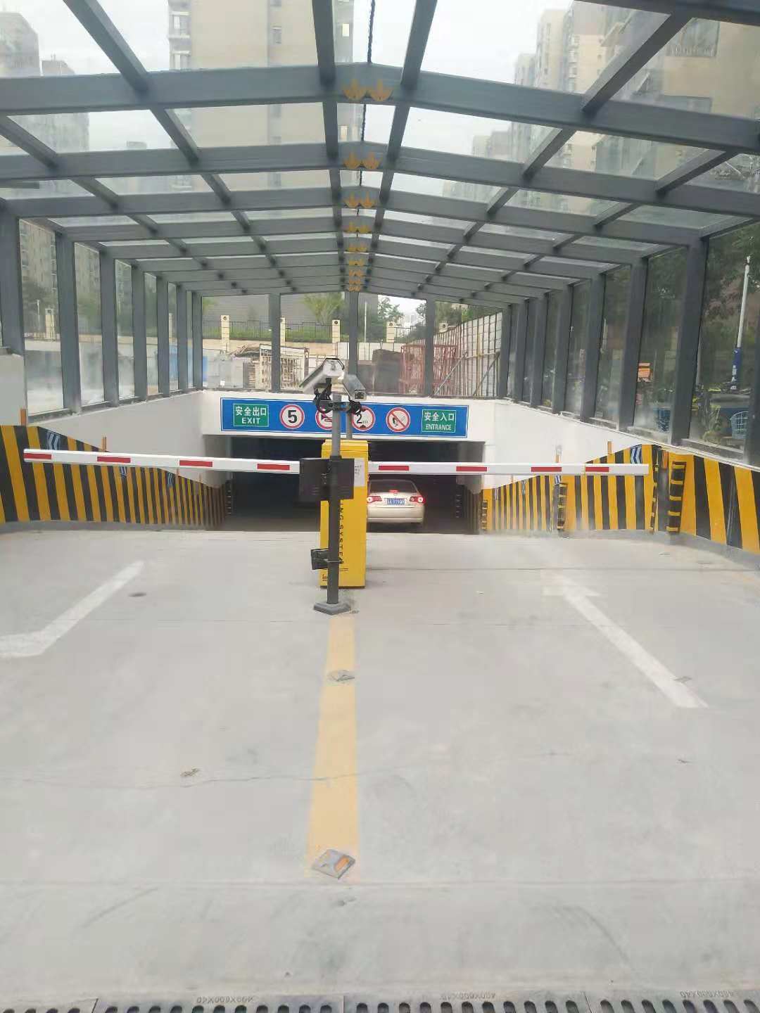 找小區(qū)智能車牌識(shí)別系統(tǒng)，選濟(jì)南冠宇道閘廠家